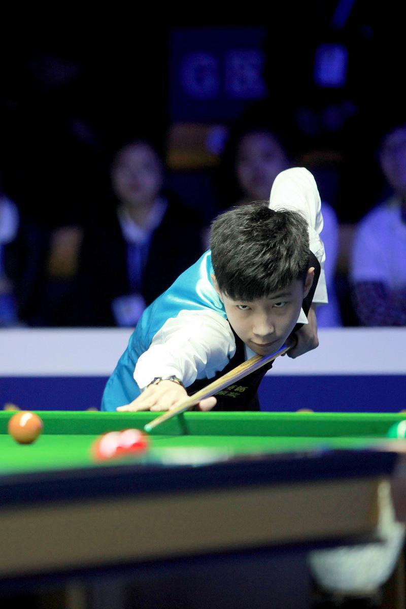 赵心童力克塞尔比：中国斯诺克新生代的技术革新与战术突破