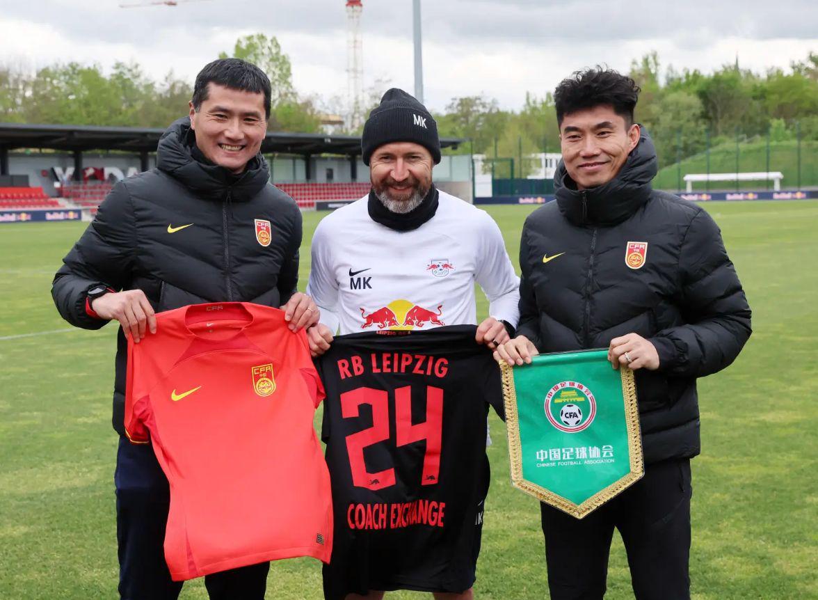 45岁郑智重返教练席！将执教青岛西海岸，黄博文等前国脚加入教练组