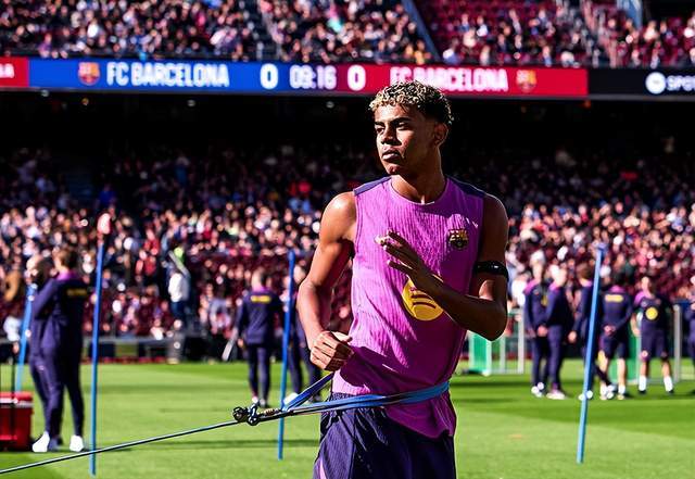 诺坎普球场时隔894天重开：2.2万球迷购票观战巴萨训练