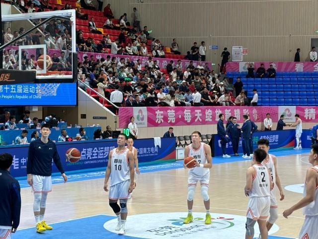 周琦统治篮下助四川全胜晋级，淘汰赛全力争胜