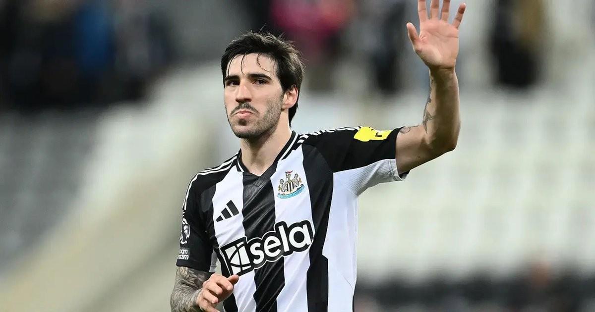 托纳利与纽卡续约现场图