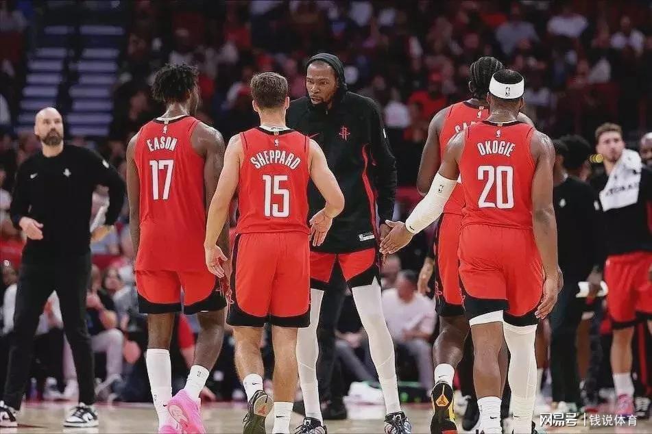 湖人休赛期运作惊艳！买断市场签超级蓝领，残阵逆袭西部前二