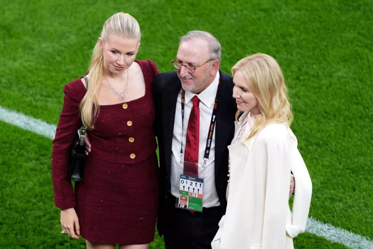 曼联股权出售机制揭秘：格雷泽家族如何达成决策共识