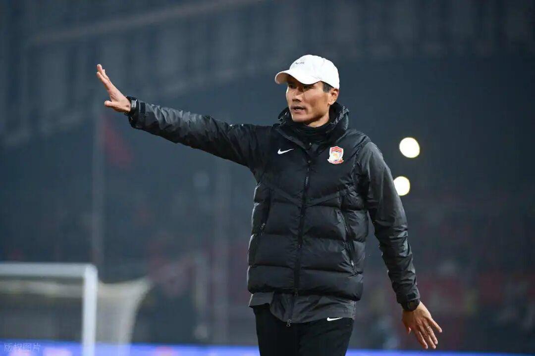 邵佳一国足执教年薪揭秘：远低于李铁时期，球迷热议背后真相