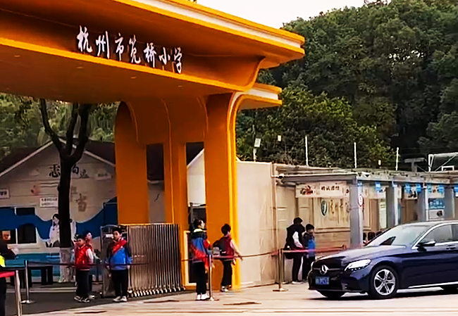 浙江小学门口学生站岗引争议：形式主义何时休？