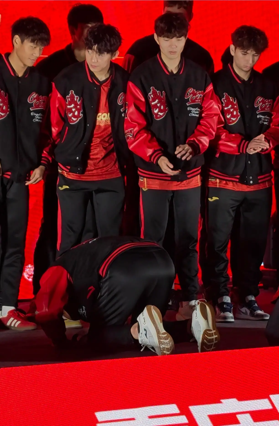 重庆铜梁龙冲超庆典：66岁张外龙磕头谢球员引热议