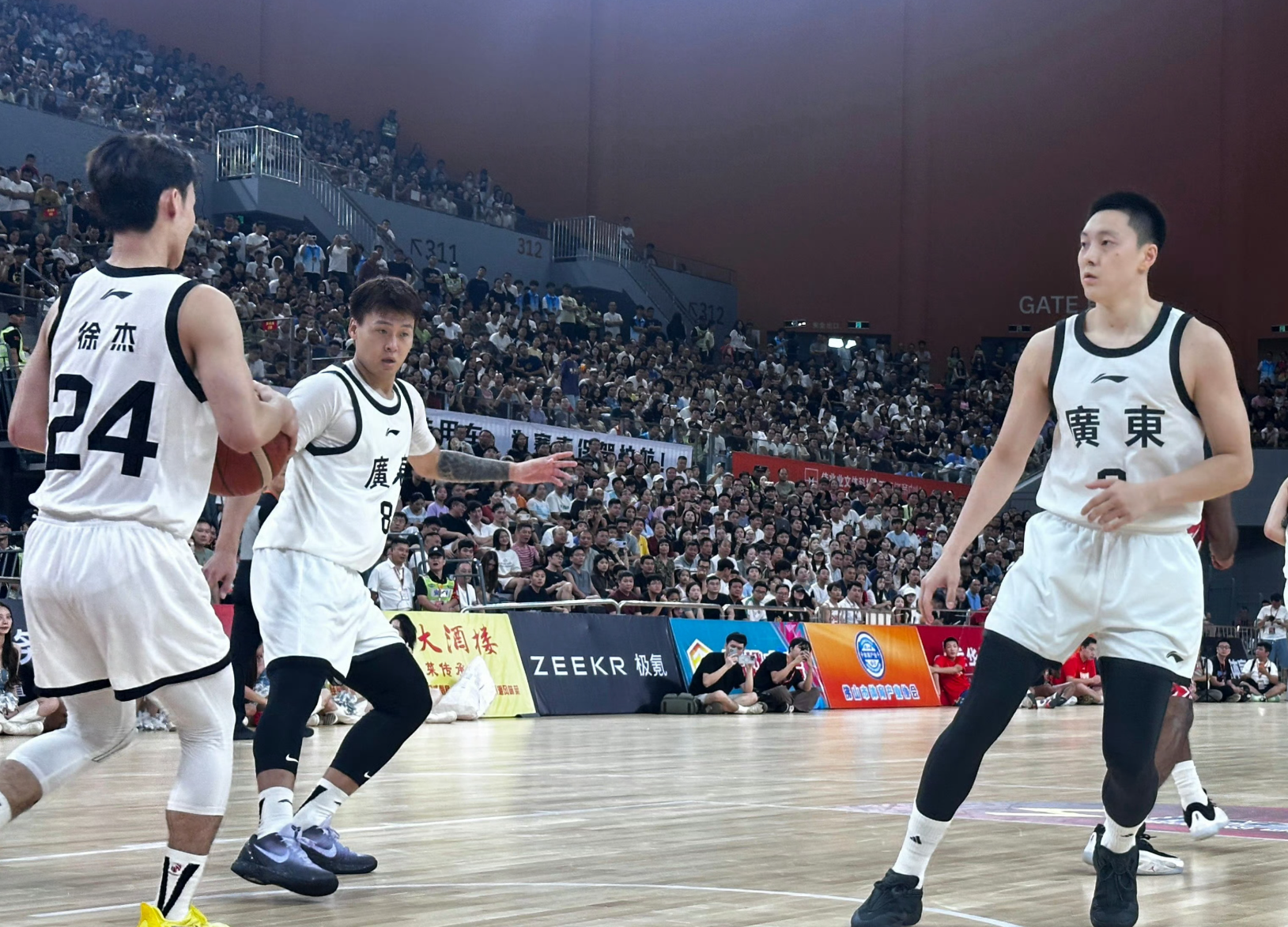 广东男篮八强赛火力全开！三后卫+三内线统治赛场，王睿泽成三号位新星