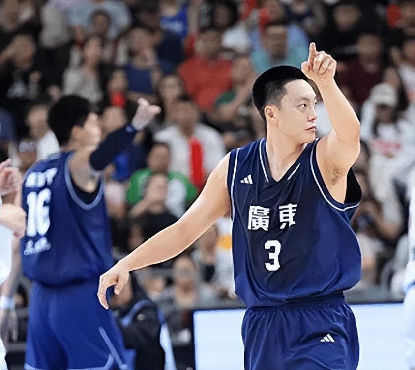 广东男篮四强晋级：胡明轩杜润旺爆发，内线王睿泽状态火热