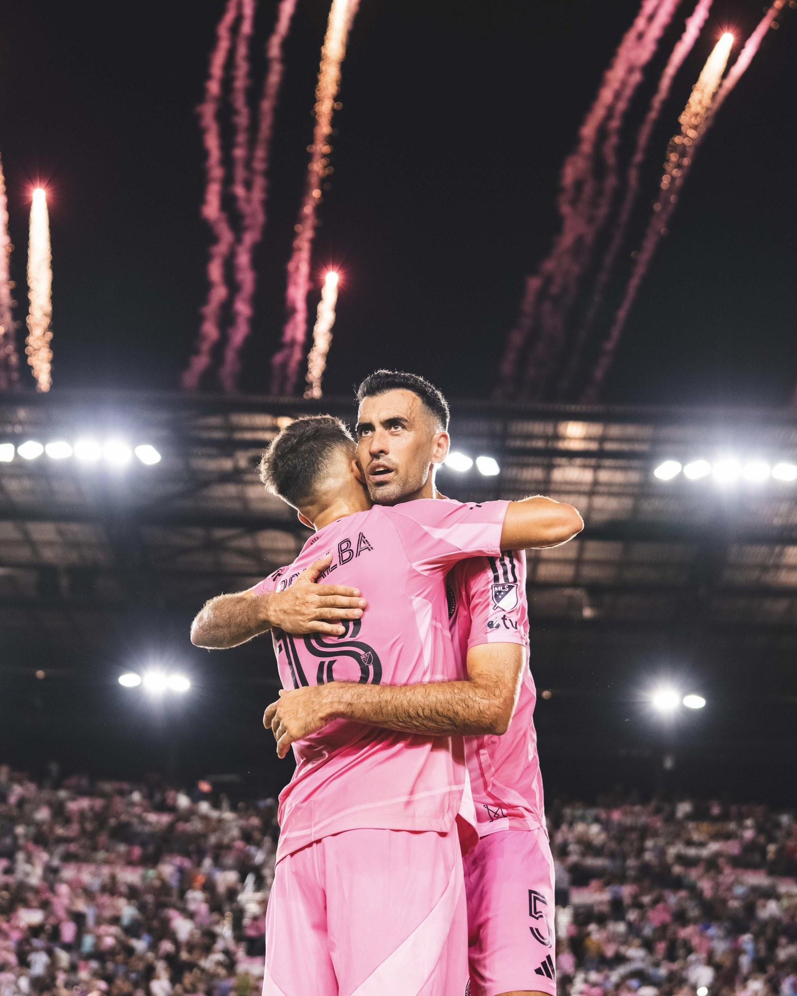 迈阿密国际球员庆祝晋级