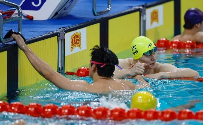 全运会男子400米自由泳预赛：潘展乐孙杨同组竞技，赛后泳池暖心互动