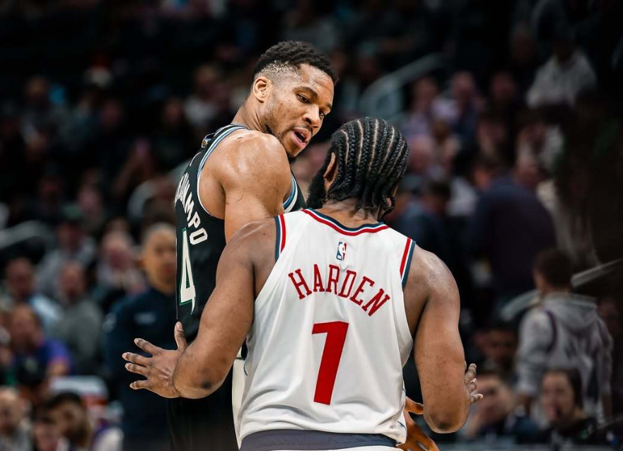 场均33.8分12板6助！字母哥连破纪录却独木难支，雄鹿该放手了？