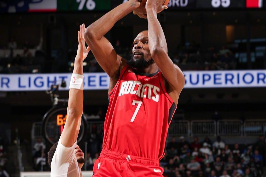 火箭122-115胜雄鹿：杜兰特31分压制字母哥，新星谢泼德闪耀