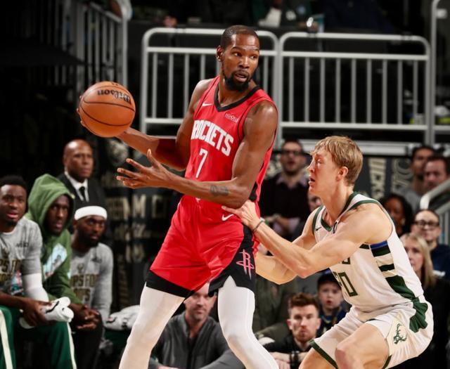 NBA战报：火箭122-115逆转雄鹿，杜兰特字母哥双星闪耀