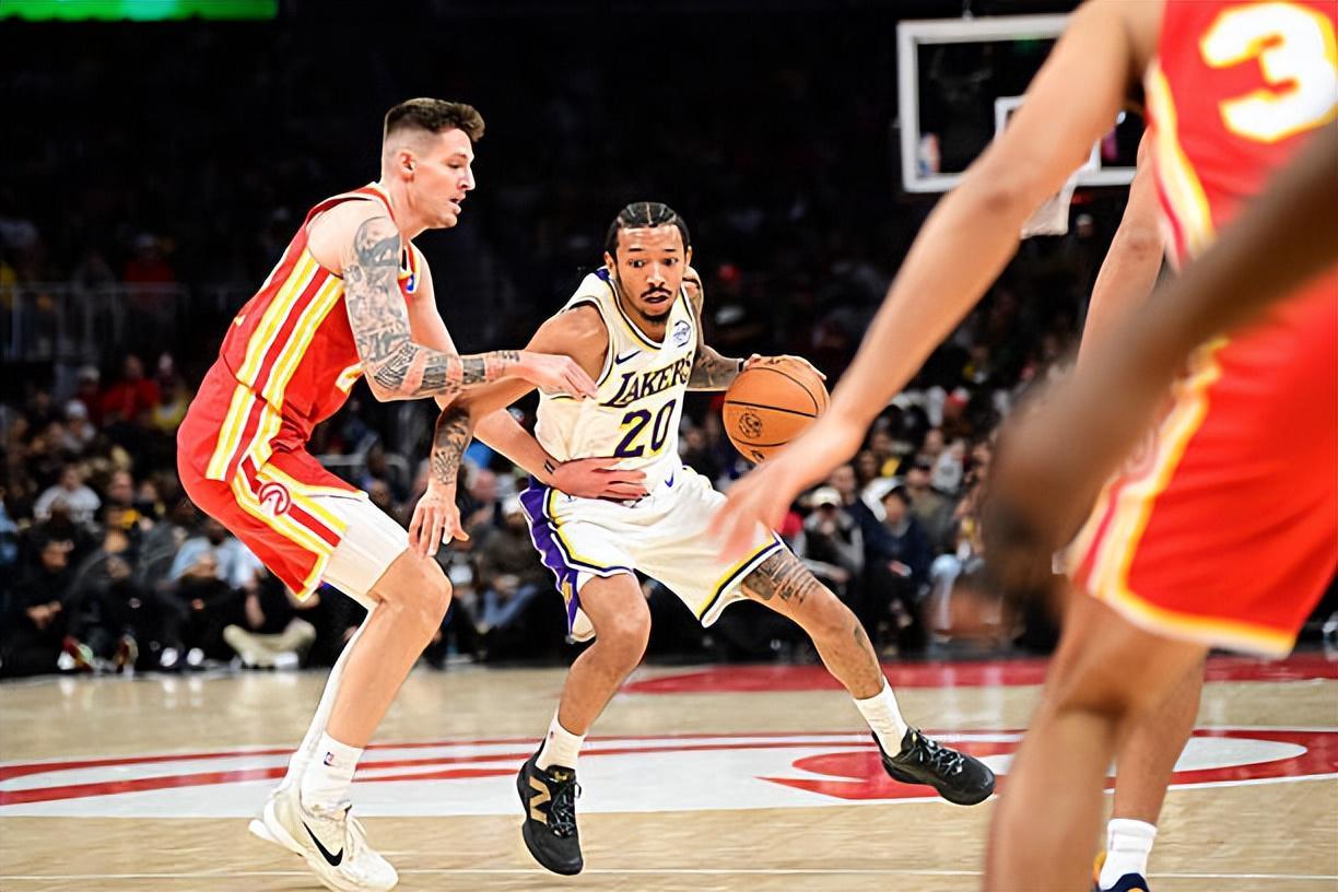 湖人后场新星状态起伏：大爆发后为何迅速回落？