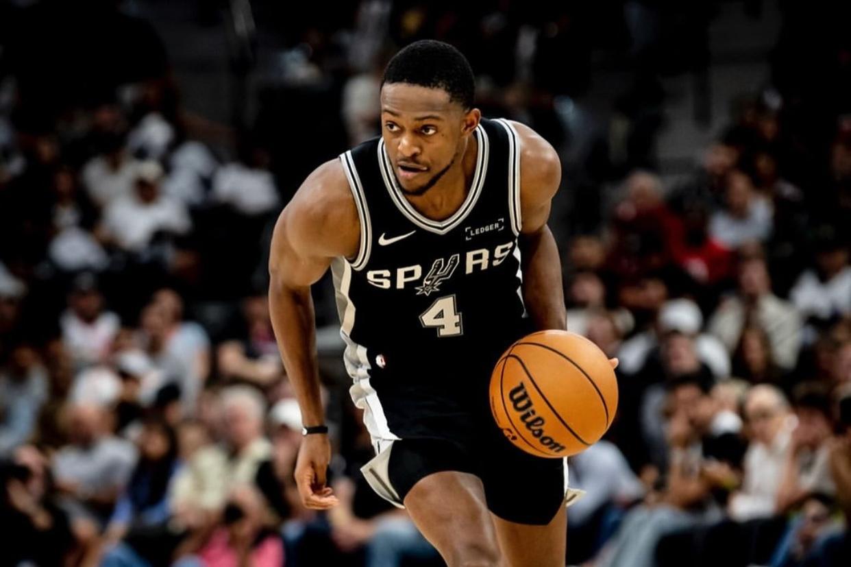 福克斯复出助马刺双杀鹈鹕，杰伦格林再伤，泰伦卢下课呼声高