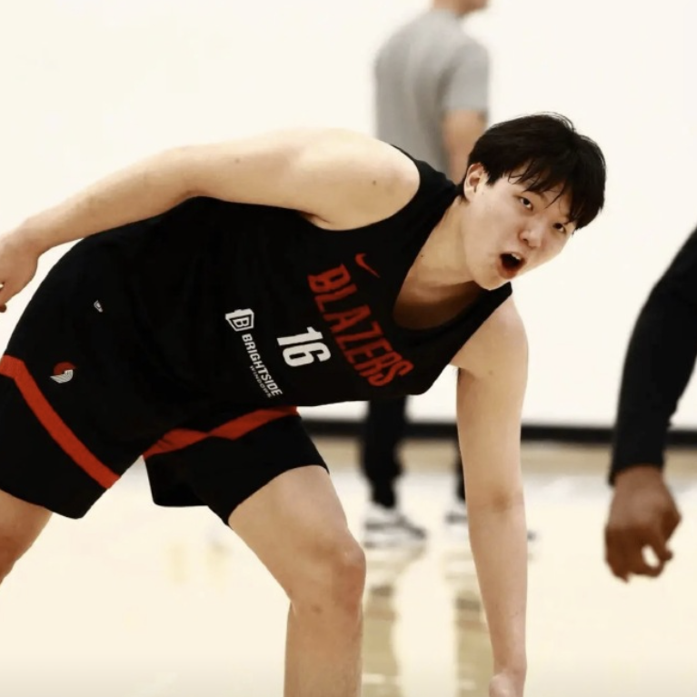 里斯11分钟狂输14分！杨瀚森遭弃用，开拓者教练决策引争议