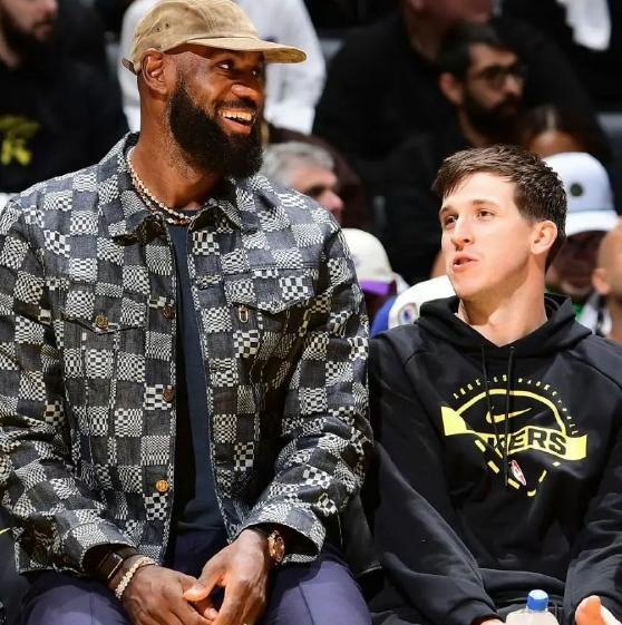 詹姆斯与湖人年轻球员对比