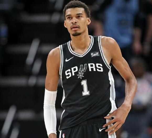 文班亚马11月陷入低谷：场均17分10.8板，命中率仅39.7%