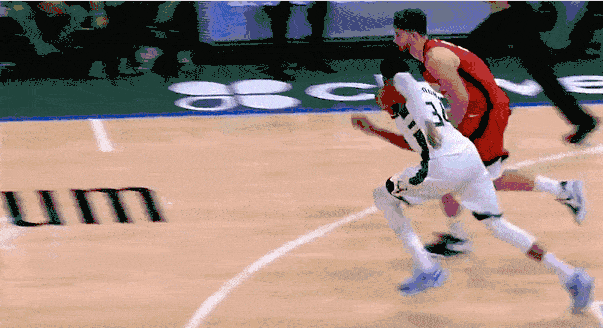 14分大逆转！申京2+1绝杀雄鹿，字母哥关键失误成转折