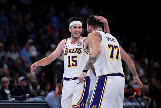 湖人战绩出色引热议：詹姆斯该打第六人？宿敌观点引爆舆论