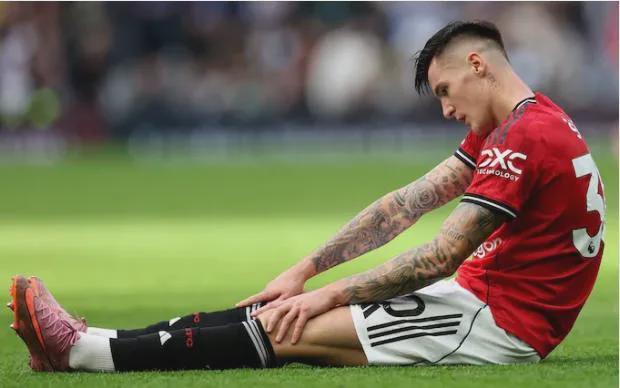 曼联冬窗转会动向：谢什科伤退，姆伯莫离队，引援策略待定