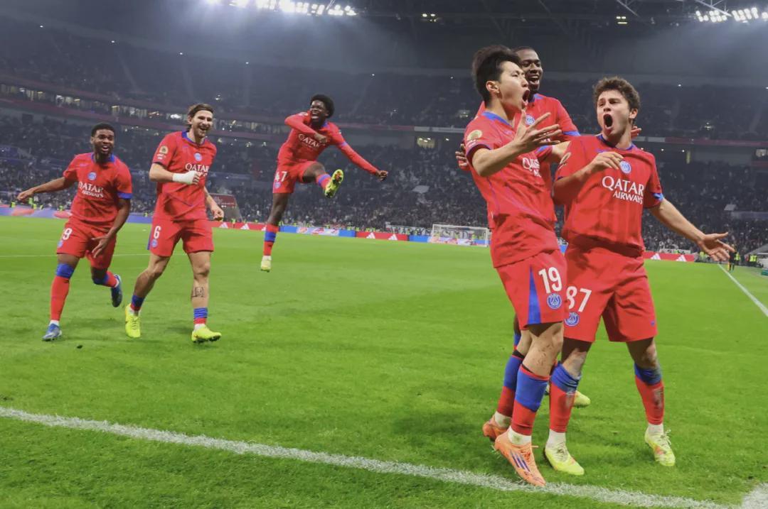 法甲榜首巴黎3-2绝杀里昂，李刚仁助攻里程碑，年度狂轰157球