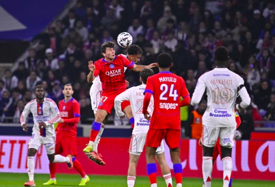 豪门激战夜：巴黎3-2绝杀登顶，国米2-0登顶意甲，巴萨4-2莱万戴帽