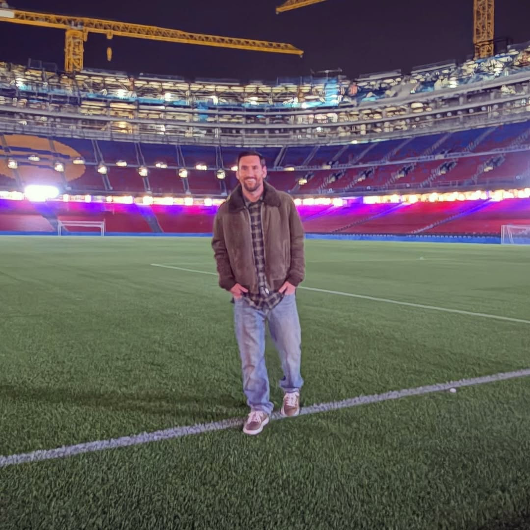 梅西突袭诺坎普引全球轰动！未通知巴萨却获灯光致敬