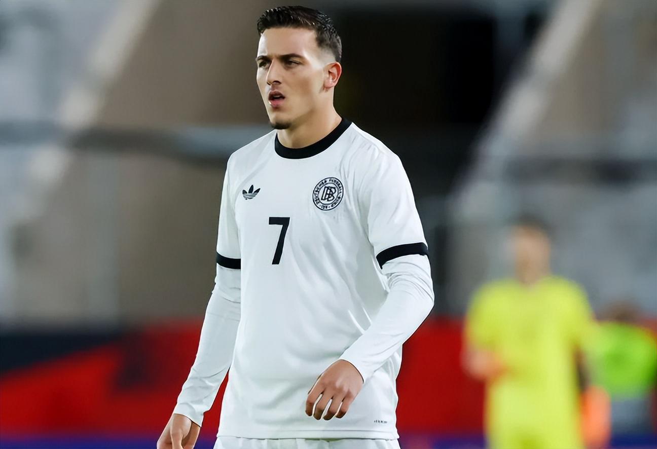 19岁德国天才边锋4球1助攻闪耀德甲，4大豪门争抢新萨内