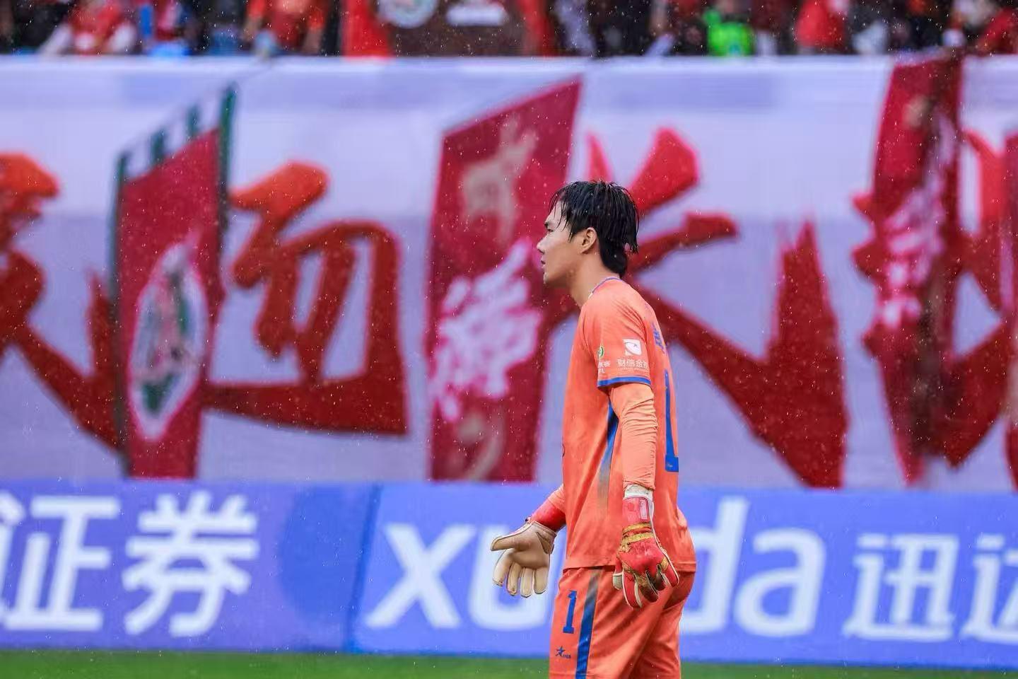 湘超雨中师徒对决：岳阳队言奥博守护球门，圆梦赛场