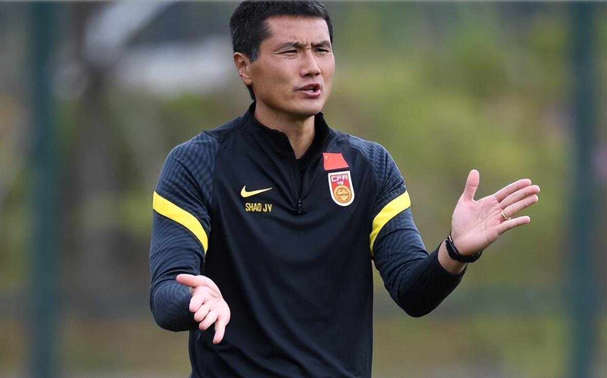 董路评国足新帅：正规教练非必需，邵佳一接手或成背锅侠？
