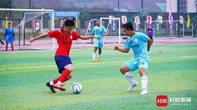 南充高中“校超”雨中激战 川超主教练蒲志杰现场助阵