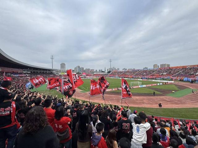 川北足球焦点战：德阳1:1战平绵阳，万人合唱《海阔天空》