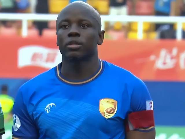 穆谢奎与队友庆祝