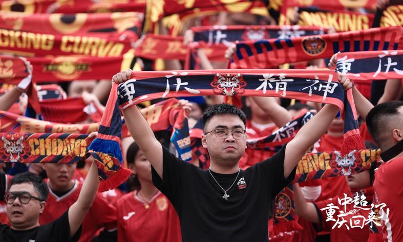 铁血丹心！重庆铜梁龙冲超成功，黄希扬泪洒赛场，向余望留队征战中超