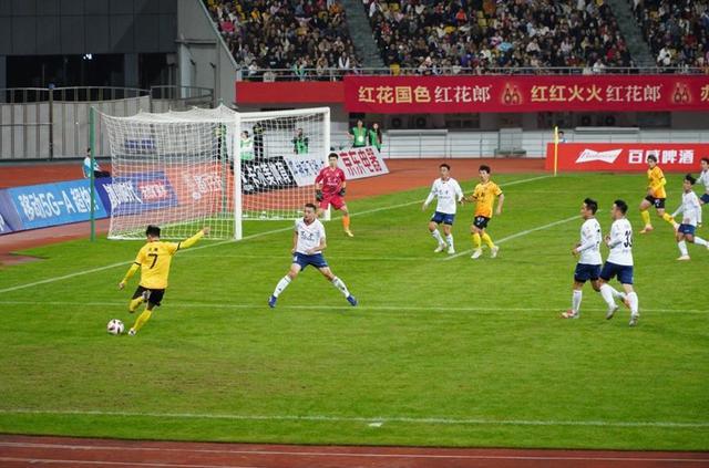 四川城市足球联赛公益看台：礼遇城市奉献者，传递文明暖意