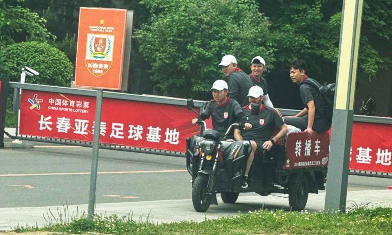 津门虎模式引热议，亚泰降级后何去何从？杜震宇李玮锋成焦点