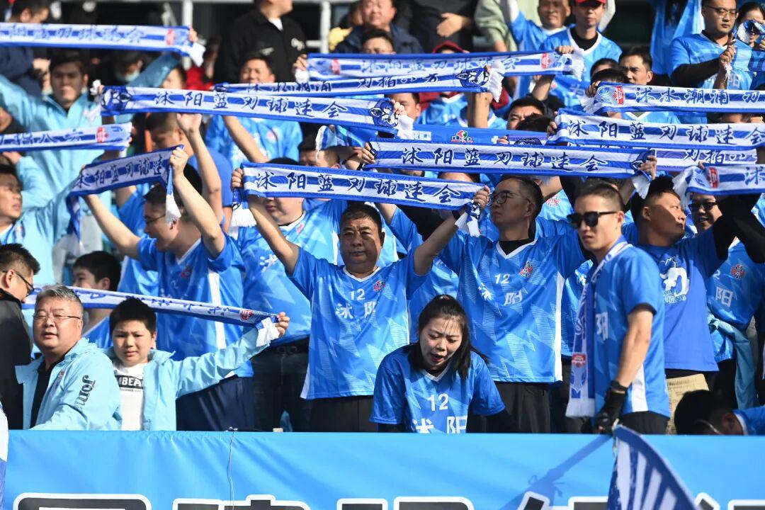 两地球迷热血应援