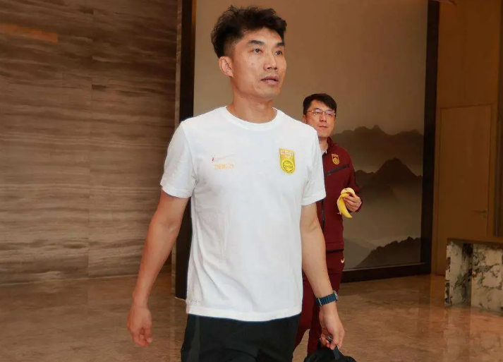 郑智任中超主帅引争议：与邵佳一相比，资历与团队成关键