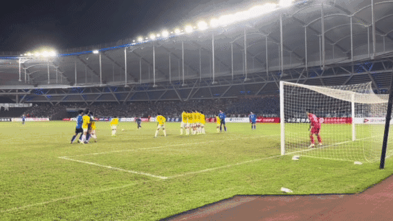 乐山队77号球员祝晏鹏任意球破门