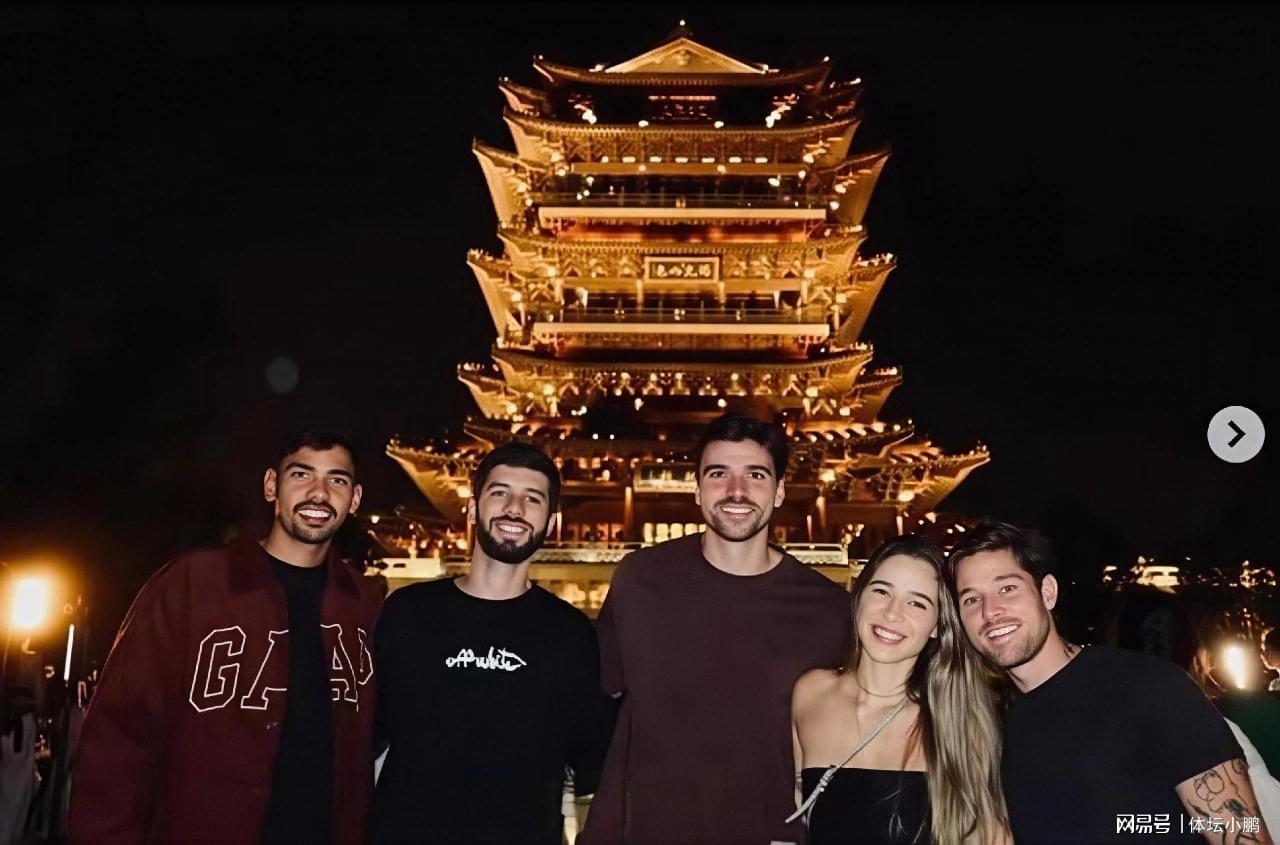 马德鲁加300万年薪引热议，超然楼前成独特风景线