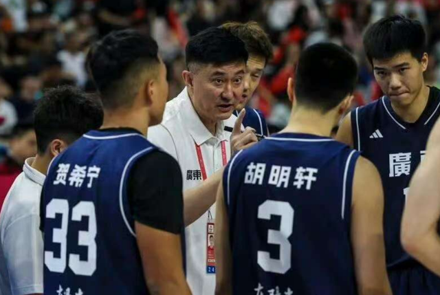 广东男篮强势晋级！胡明轩爆发助队淘汰天津，央视全程直播