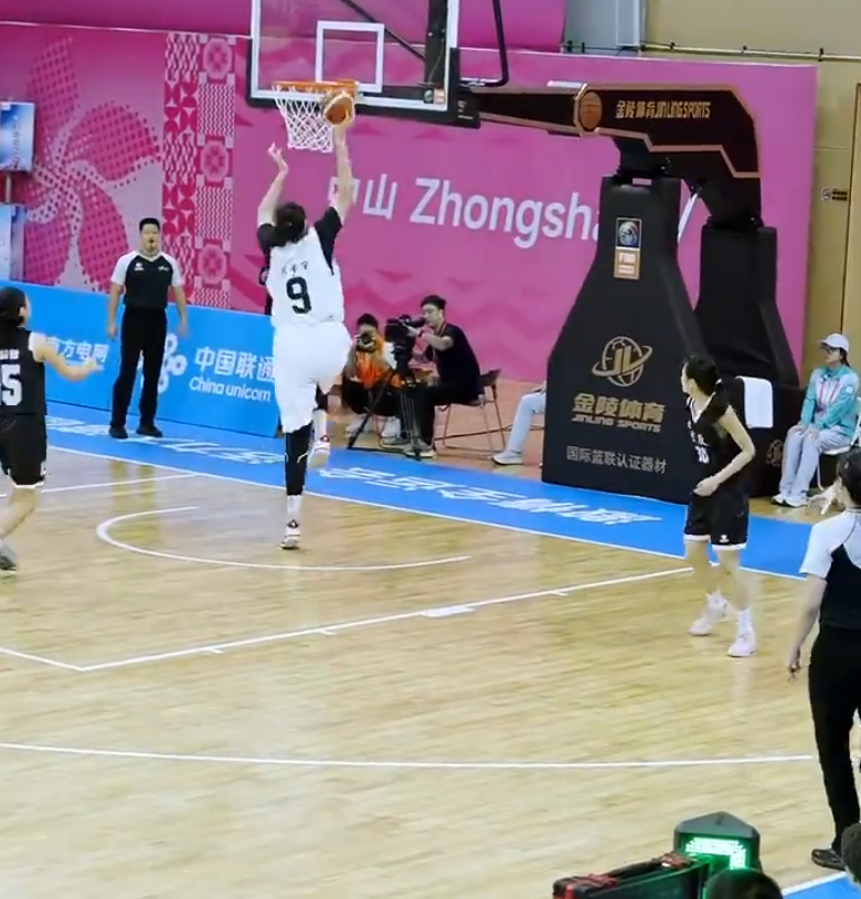 历史首人！张子宇18岁完成女篮实战暴扣，三战33中31统治力惊人