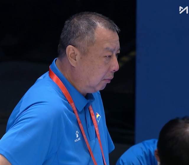 辽宁U18男篮首秀惨败47分，三分9中0主帅吴庆龙脸色凝重