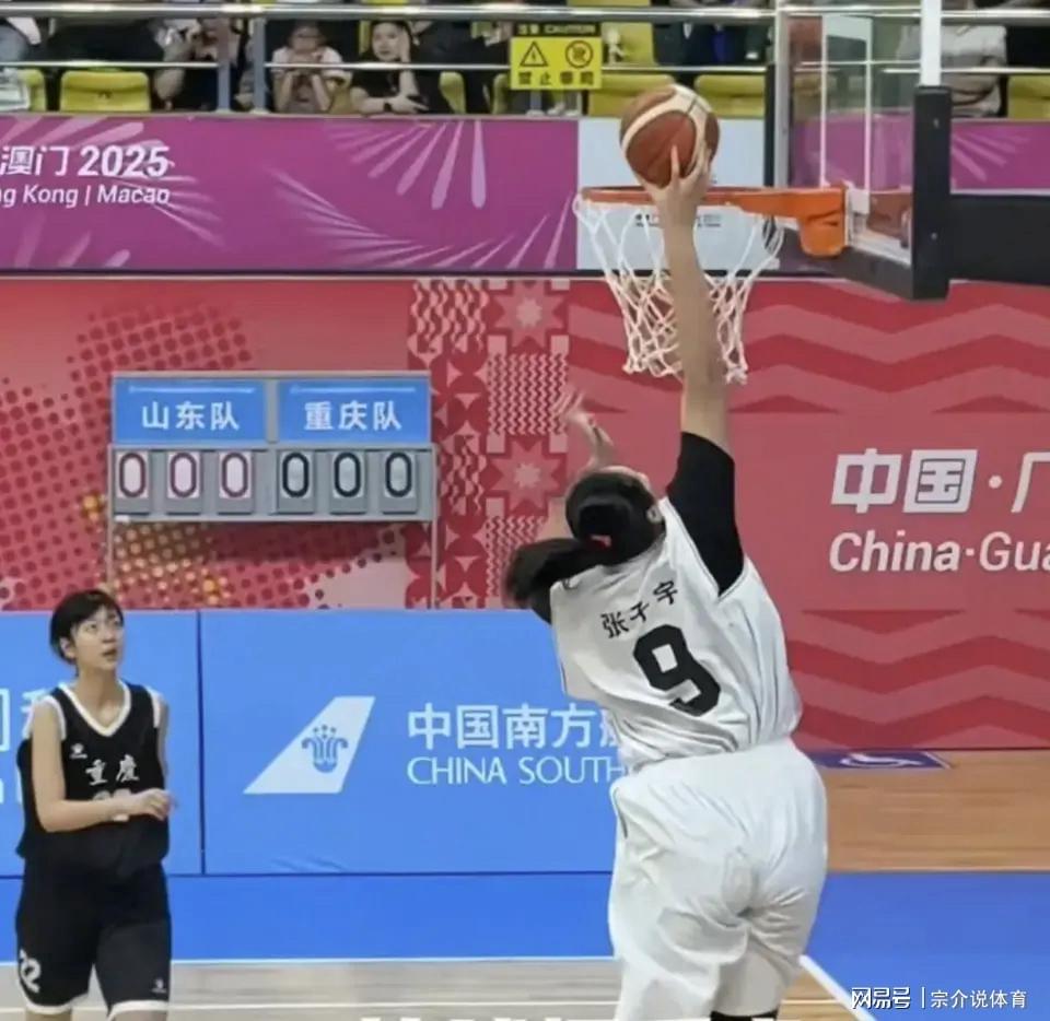 张子宇全运会首秀暴力扣篮！挥拳怒吼引爆全场，中国女篮未来核心崛起