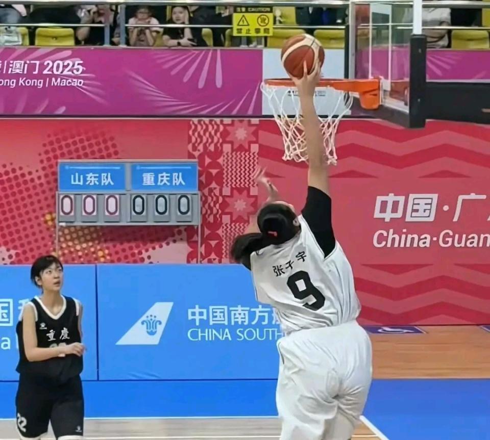 张子宇创中国女篮历史：首位实战扣篮者背后的天赋与挑战