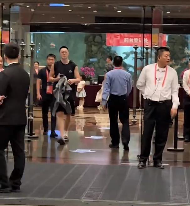 场下兄弟情！胡明轩徐杰赛后宴请浙江队 球迷热议友谊时刻