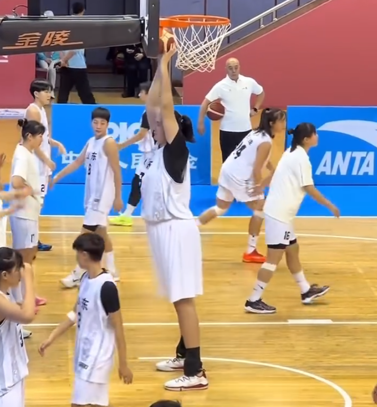 全运会U18女篮：2.26米张子宇两战轰55分，三人包夹难挡！