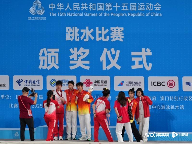 王宗源十五运会男子三米板夺冠，全红婵现场俏皮互动引关注