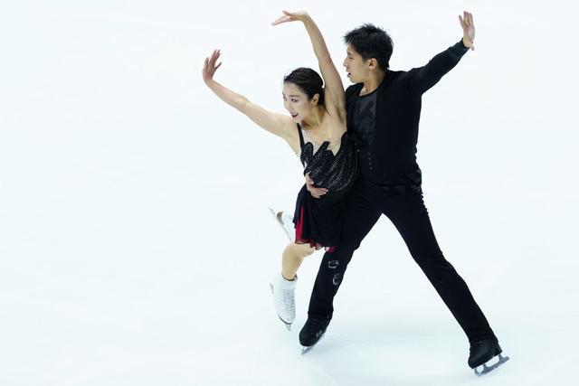 国际滑联花样滑冰大奖赛：隋文静/韩聪双人滑首日登顶